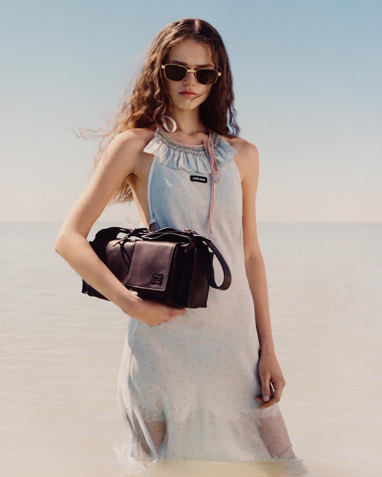 Photo : © Miu Miu · Visuel officiel · Instagram @miumiu · Sélection éditoriale Gloss City